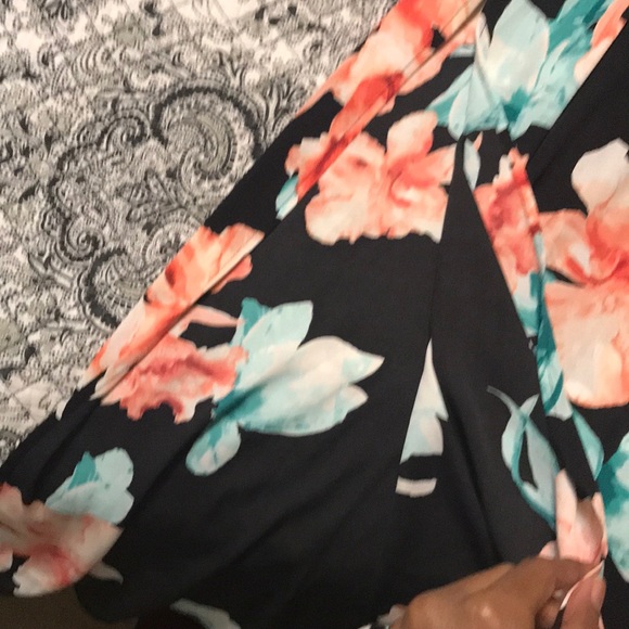 A lovely maxi dress perfect for summer dates! - Picture 2 of 3